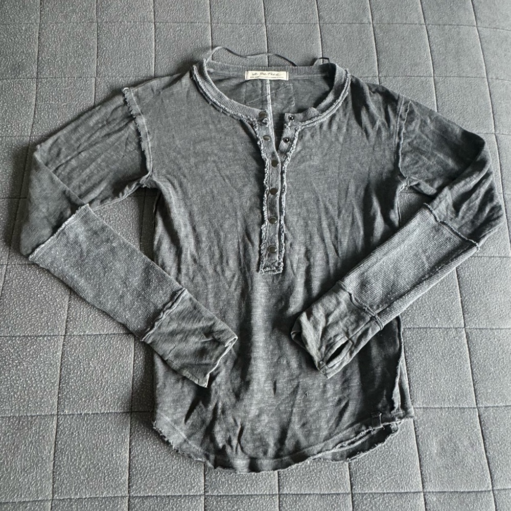 We The Free Gray Long Sleeve Shirt!